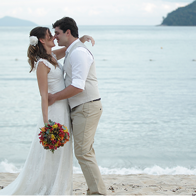 Casamento na praia com flores coloridas – Camilla e Leandro