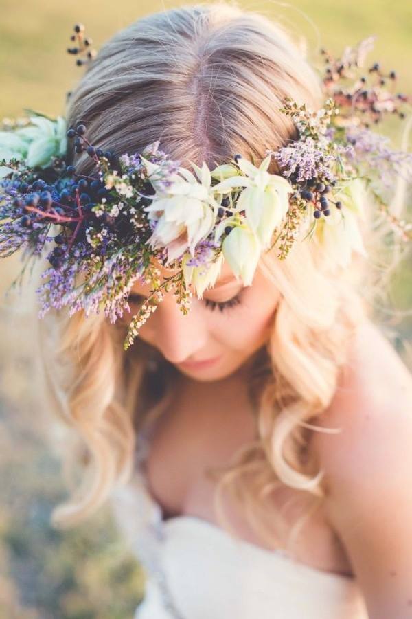 penteado de noiva solto com coroa de flores 