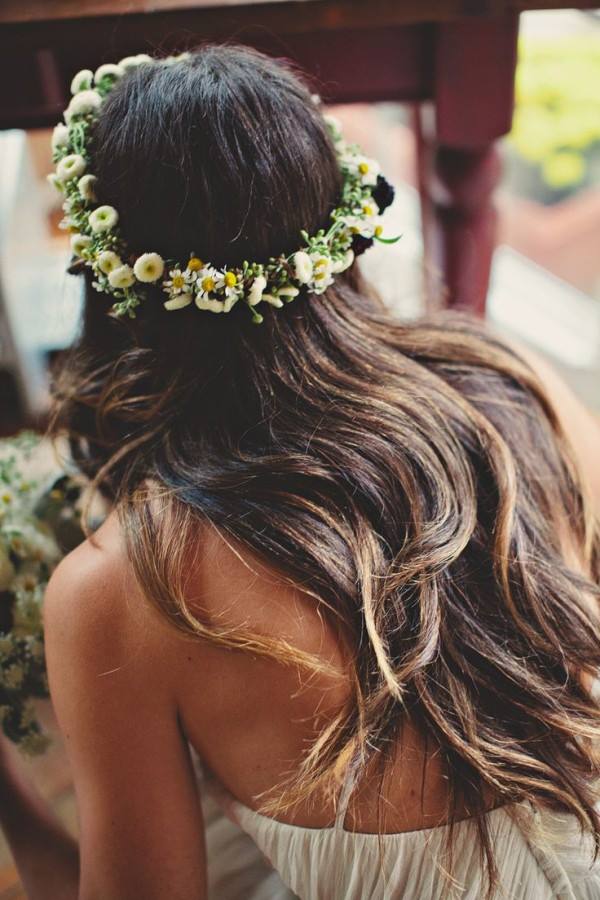 penteado noiva solto com tiara de flores amarelas 