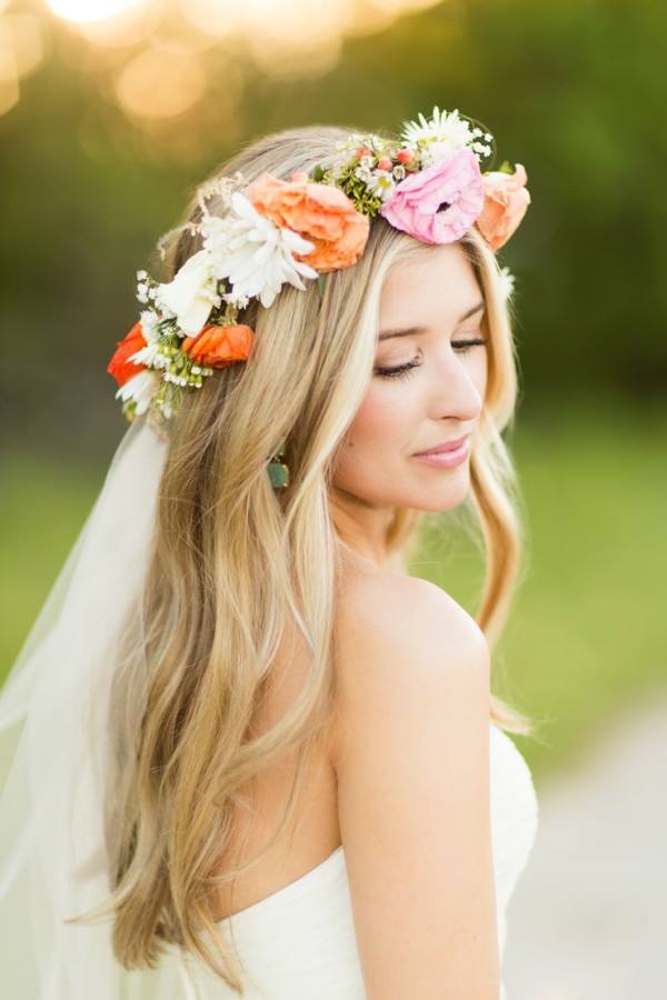 penteado noiva solto com coroa de flores salmão