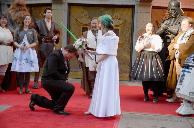 Fãs se casam na fila de estreia de Star Wars