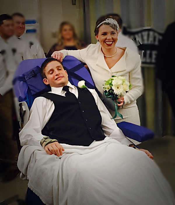 Noivo paralisado após acidente se casa no hospital em cerimônia emocionante