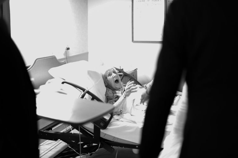 Casal de noivos faz surpresa e visita a avó no hospital durante a festa de casamento
