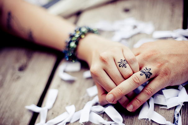 Casais escolhem tatuagem em vez de aliança para representar o casamento