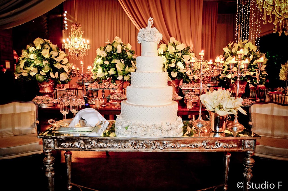 Casamento com decoração tradicional branca e verde