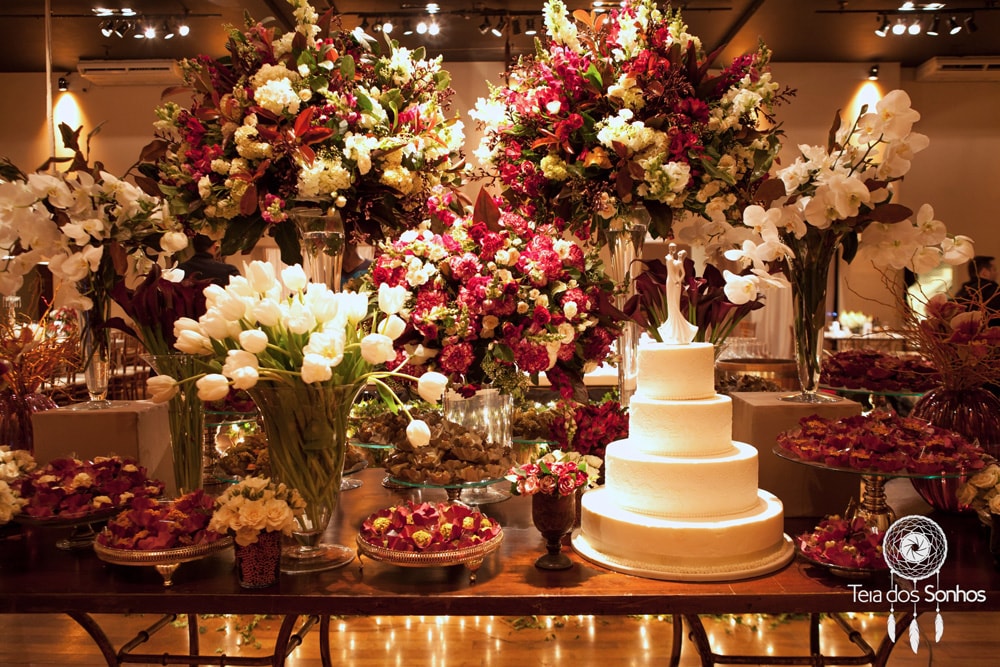Casamento com decoração em tons de marsala e branco
