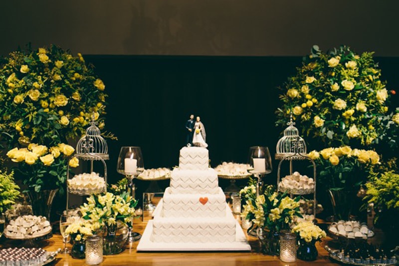 Casamento com decoração cinza e amarela – Priscilla e Caio