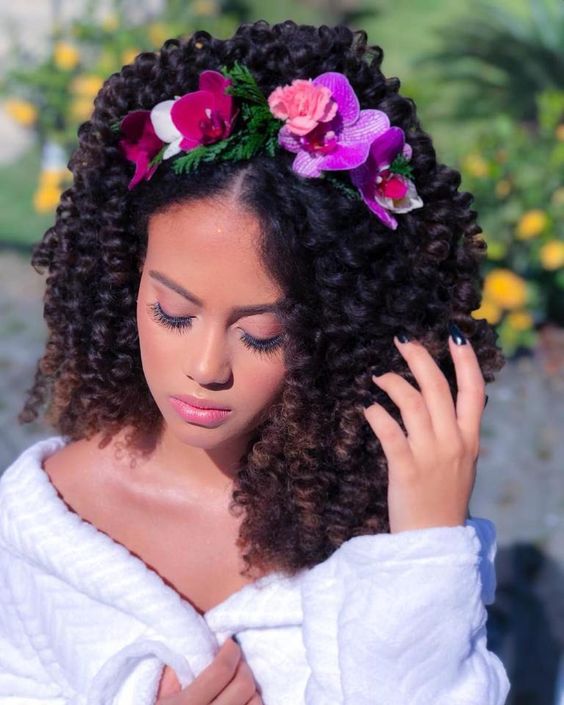 Ideias de penteados com cabelo solto para noivas Penteado noiva afro solto com coroa de flores