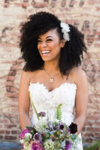Penteado noiva solto afro com enfeite 
