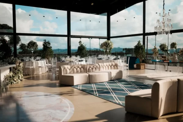 Imagem de um salão decoradorado para um casamento clássico