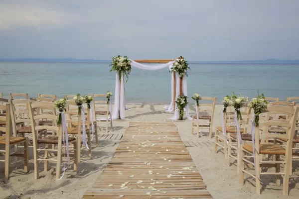 Imagem de uma cerimônia de casamento na praia.