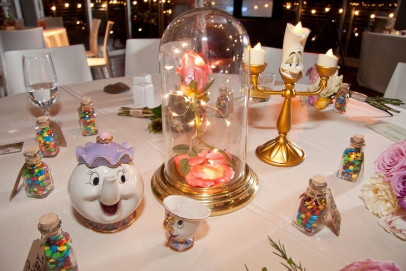 Casamento inspirado na Disney com mesas de filmes clássicos