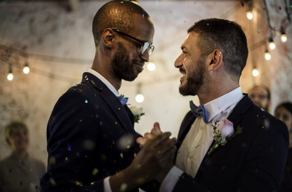 Casal de homens na primeira dança do casamento - quanto custa casar no civil?