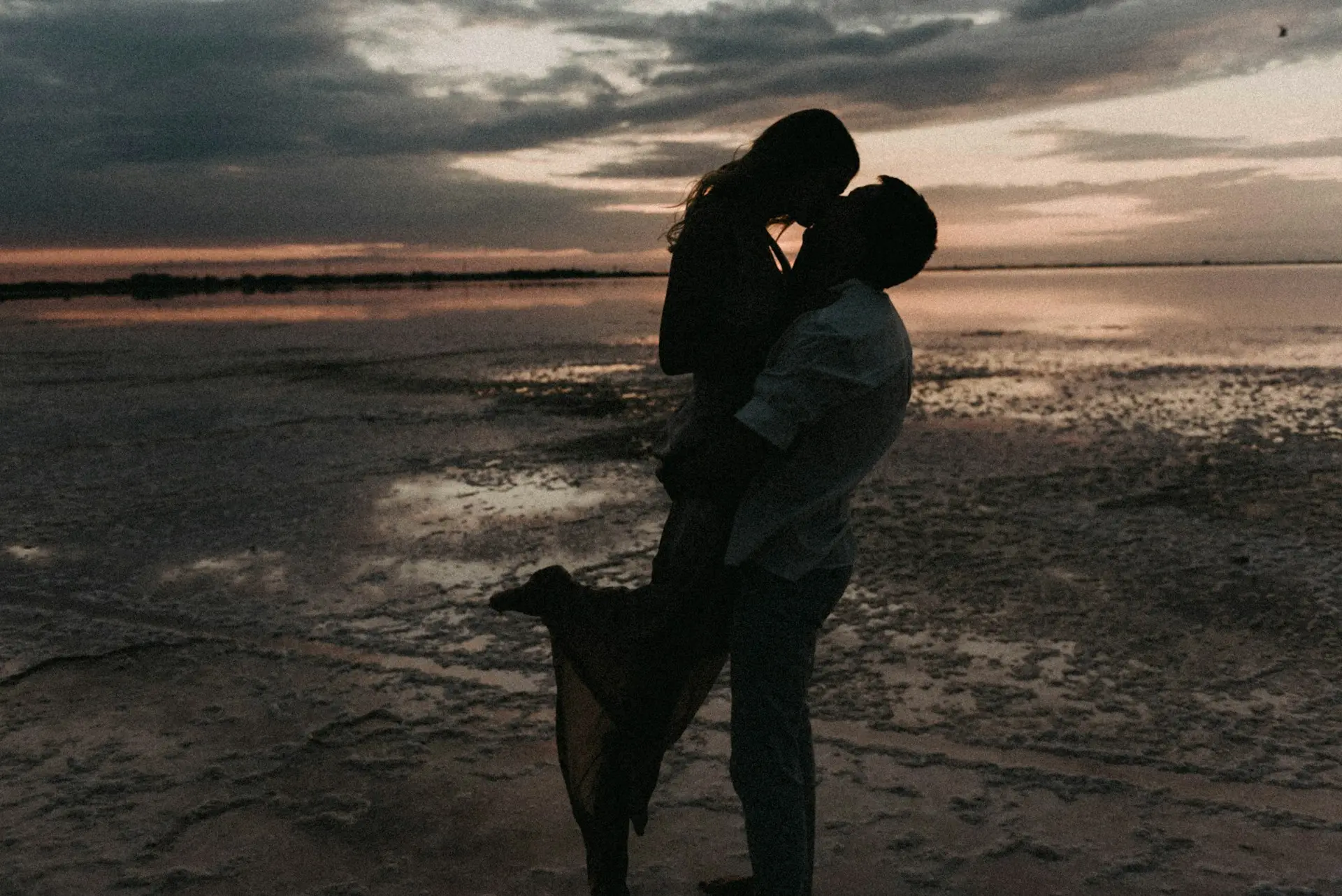Cotas de lua de mel: imagem de um casal se beijando na praia