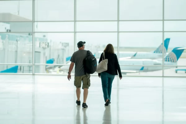 Cotas de lua de mel: imagem de um casal no aeroporto