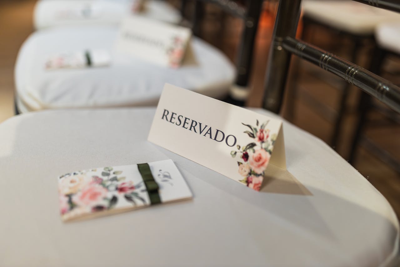 Imagem mostra uma mesa com uma placa de reservado