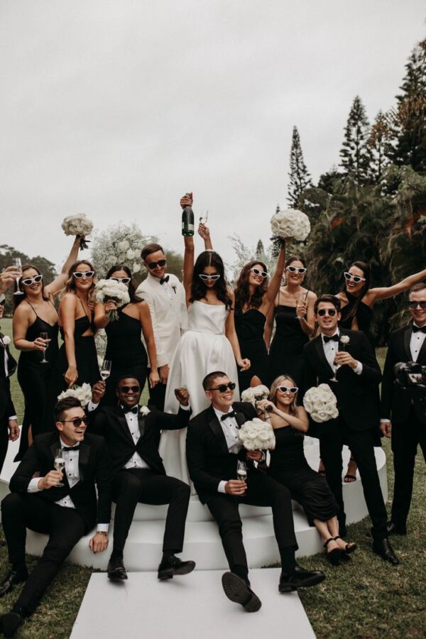 Padrinhos e madrinhas de casamento junto com o casal que se casou