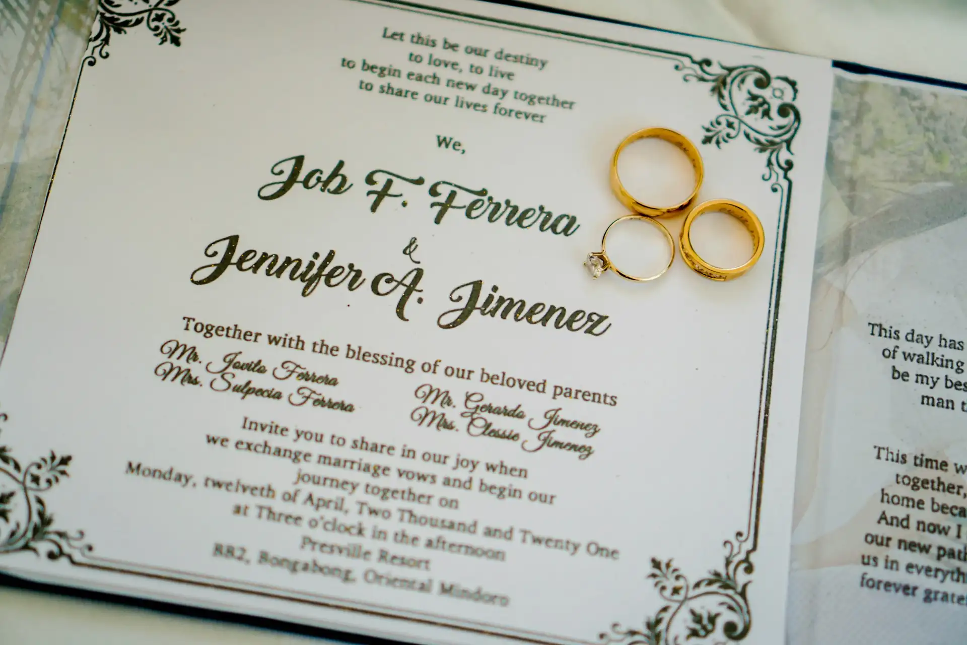 Imagem de convite de casamento com as informações necessárias e sobre o convite e as alianças.