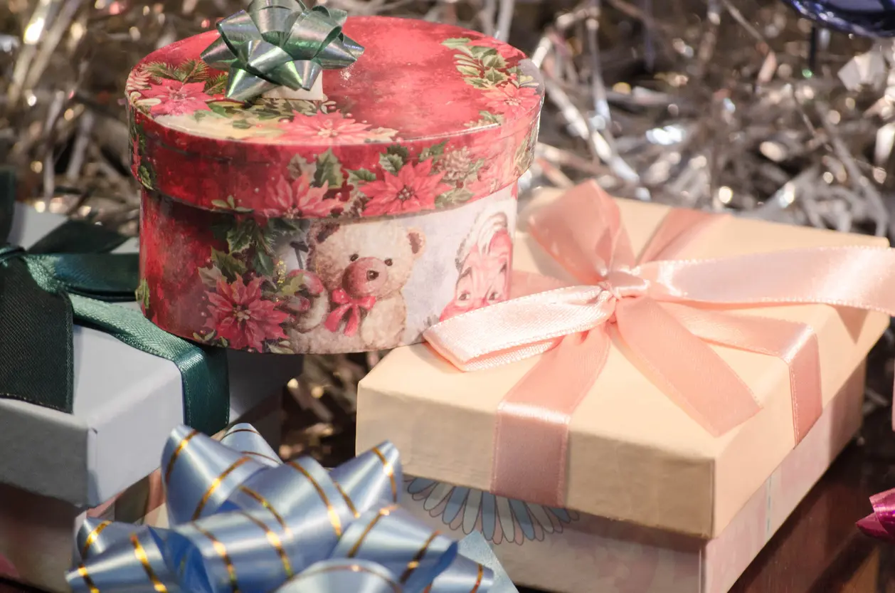 Presente de aniversário de casamento: sugestões criativas e especiais Imagem de presentes de casamento embrulhados com cuidado e dispostos sobre uma mesa decorada. As embalagens têm acabamentos elegantes, criando um clima festivo e sofisticado de celebração.