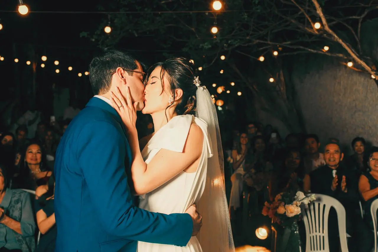 Lista de presentes online vale a pena para casamento? Foto dos noivos se beijando após a cerimônia
